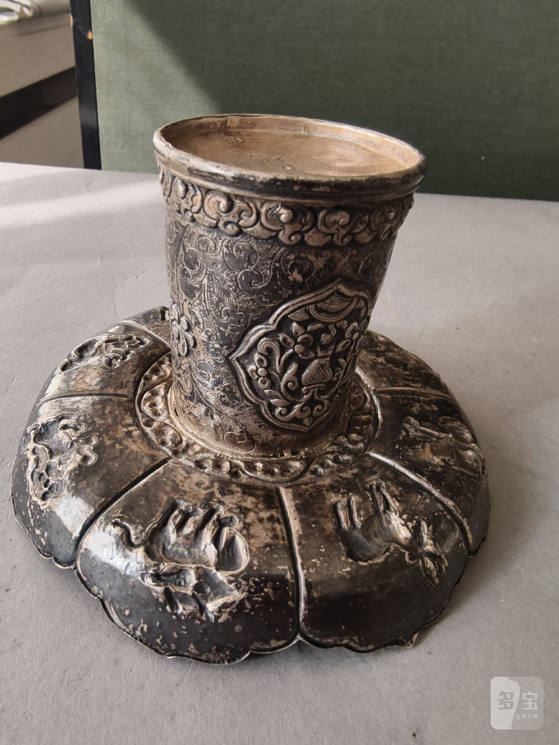 A jade bowl with stand and cover in silver with animals and floral motifs in relief - 图20